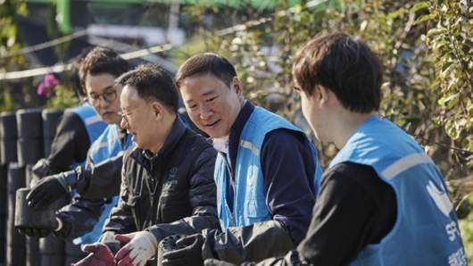 SPC그룹, 연탄 기부 및 배달 봉사로 취약계층에 온기 나눠