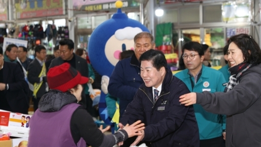 공영민 고흥군수, 설맞이 전통시장 방문하며 민생 현장 점검